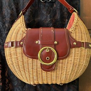VTG pleather and wicker handbag, snap button closure. By Sun n Sand. Very cute!